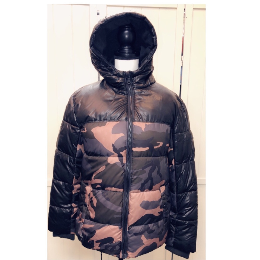 Michael Kors camo two toned puffer. Boys 18/20 or can fit men’s small.